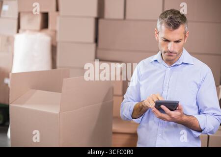 Zählkästen mittleren Alters mit Rechner im Lager, offene und versiegelte Kästen, Kopierraum Stockfoto