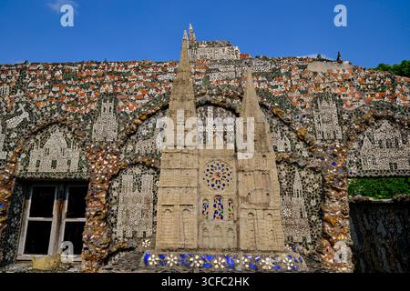 Frankreich, Eure-et-Loir (28), Chartres, la maison Picassiette // Frankreich, Eure-et-Loir, Chartres, das Picassiette-Haus Stockfoto