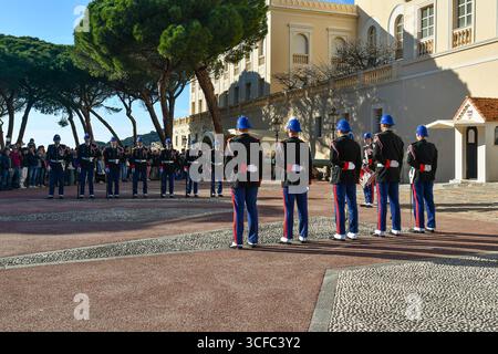 Wachwechsel, uralte Zeremonie, die täglich um 11:55 Uhr vor dem Fürstenpalast in Monaco Ville, Fürstentum Monaco stattfindet Stockfoto