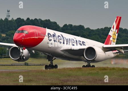 Schweizer Fluggesellschaft Edelweiss Air Airbus A350-941, Registrierung HB-IHF, Start vom Flughafen Edinburgh, Schottland, UK für Einen Flug nach Zürich, Schweiz Stockfoto