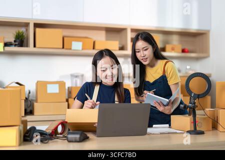 Unternehmer diskutieren Strategien und verwalten Lagerbestände in einem Home Office Stockfoto