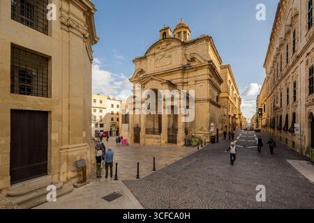 Die Kirche St. Katharina von Alexandria, auch bekannt als St. Katharina von Italien, ist eine römisch-katholische Kirche in Valletta, Malta. Stockfoto