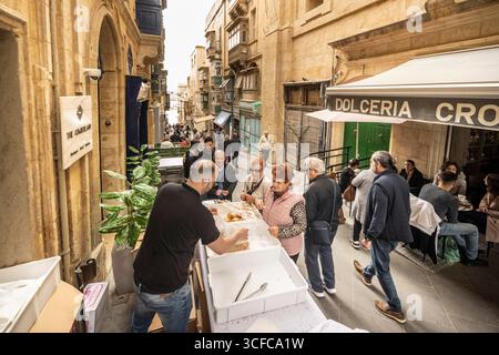 Typische Straßenszene im pulsierenden Herzen von Vallett Malta. Stockfoto