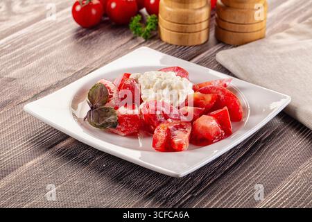 Salat mit Stracciatella-Käse und Tomaten Stockfoto