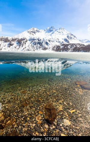 Piz da La Margna spiegelte sich im Sils-See im Engadin Stockfoto