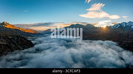 Nebeliger Herbstsonnenaufgang über den Schweizer Alpen Stockfoto