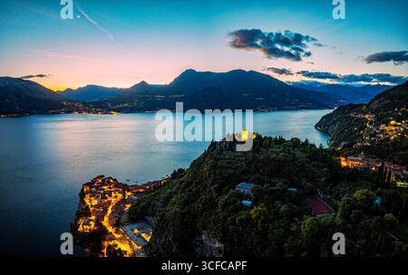 Aus der Vogelperspektive von Varenna in der Abenddämmerung, dem Comer See Stockfoto