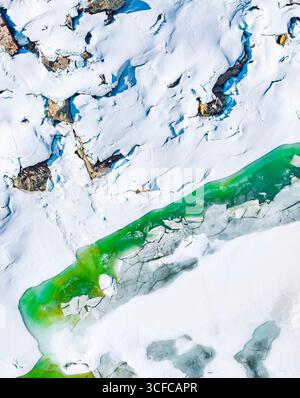 Aus der Vogelperspektive des Frühlingstauens auf einem alpinen See Stockfoto