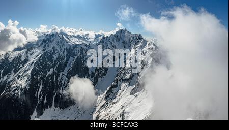Schneebedeckte Berggipfel, Orobie Alpen Stockfoto