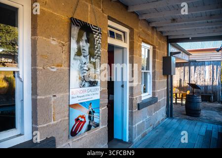 Wollombi, Hunter Region, NSW, Australien. Juli 2020. Wollombi ist ein historisches australisches Dorf im Hunter Valley, das für seinen historischen Charme und seine Kolonialarchitektur bekannt ist. Äußere der Unterkunft in Gray's Inn, ein wunderschönes altes, historisches Sandsteingebäude. Einige der Gebäude werden genutzt, um Musikfotografie und Rock'n'Roll-Abzüge auszustellen Stockfoto