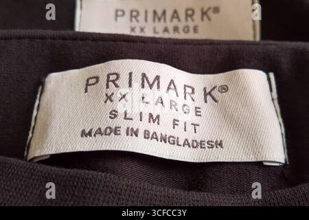 Primark ist ein international tätiger Textil-Discounter mit Hauptsitz in Dublin in der Republik Irland. In Primark-Filialen, die in der Regel mehrere Tausend Quadratmeter Verkaufsfläche bieten, werden Textilien, Schuhe und Accessoires für Damen, Herren und Kinder sowie Artikel für den Wohnbedarf und Kosmetik zu niedrigen Preisen verkauft. Primark Fashion-Store, Slim Fit T-Shirt, Made in Bangladesch, Südasien *** Primark ist ein internationaler Discounter-Einzelhändler mit Hauptsitz in Dublin in der Republik Irland Primark Stores, die in der Regel mehrere tausend Quadratmeter Einzelhandel anbieten Stockfoto