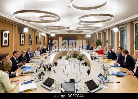 DEN HAAG - Minister und Staatssekretäre zu Beginn der Tagung des Ministerrates im Ministerium für Allgemeine Angelegenheiten. ANP REMKO DE WAAL niederlande raus - belgien raus Stockfoto
