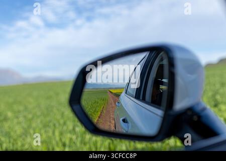 Abenteuer auf der Farm Road in Rapsfeldern Stockfoto