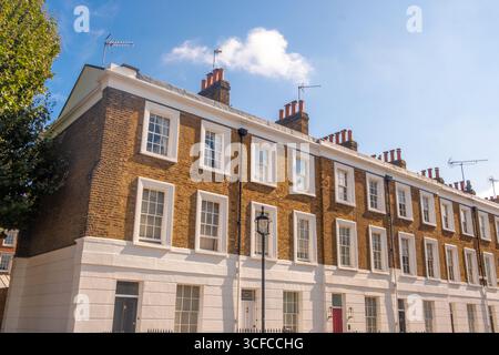 London - Stuckfassade frühe viktorianische Terrassen und Häuser im spätviktorianischen/edwardianischen Herrenstil aus roten Backsteinen Stockfoto