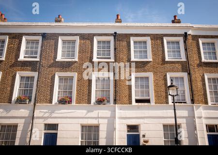London - Stuckfassade frühe viktorianische Terrassen und Häuser im spätviktorianischen/edwardianischen Herrenstil aus roten Backsteinen Stockfoto
