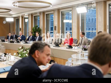 DEN HAAG - Minister und Staatssekretäre zu Beginn der Tagung des Ministerrates im Ministerium für Allgemeine Angelegenheiten. ANP REMKO DE WAAL niederlande raus - belgien raus Stockfoto