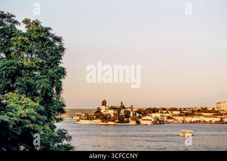 Sewastopol, Krim, 19. Juli 2020, Panoramablick auf die Altstadt an sonnigen Sommertagen Stockfoto
