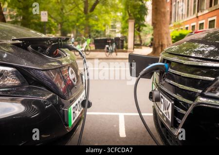 LONDON, 14. AUGUST 2025: Elektroautos laden an EV-Ladestationen in SW1 - Westminster auf Stockfoto