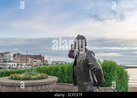 Statue des berühmten englischen Schauspieler Eric Morecambe an der Küste von Lancashire Stadt Morecambe. Stockfoto