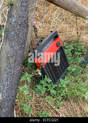 Elektrisches Zaunzeichen solarbetriebene Energie Vieh Weiden Zäune Strom Zäune Drähte Draht Kabel gespeicherte Gefahr Schock Schocks Platz Feldsicherheit Stockfoto