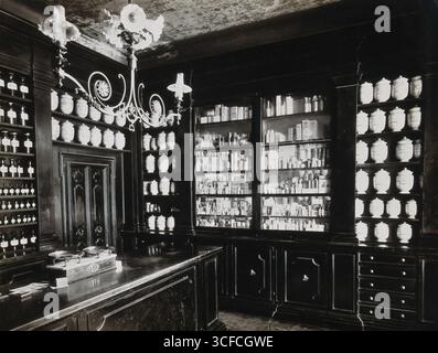 Wellcome Historical Medical Museum, Wigmore Street, London: Eine Ausstellung von Apothekengläsern. Stockfoto