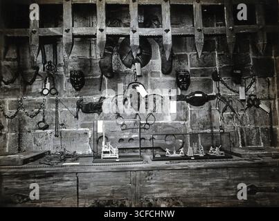Wellcome Historical Medical Museum, Wigmore Street, London: Eine Ausstellung von Folterinstrumenten und Geräten zur Zurückhaltung der Irren, 1920er Jahre. Stockfoto