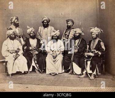 Pathan-Männer aus Peshawar, Pakistan in traditioneller Kleidung: Gruppenporträt, 1900. Stockfoto