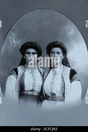 Zwei montenegrinische Frauen in Nationalkleidung, 1890er Jahre. Stockfoto