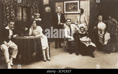 Schauspieler, einer im Drag, der den Mann aus Toronto aufführt, posieren am Set für ein Gruppenporträt (zwischen 1920 und 1929?). Stockfoto