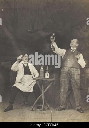 Zwei Seeleute posieren auf der Bühne und halten einen Drink in der Hand (zwischen 1910 und 1919?). Stockfoto