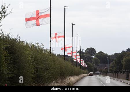 Birmingham, Großbritannien. 2025. Eine Vielzahl von St. George's Flaggen fliegt im Bartley Green Area in Birmingham, West Midlands. Der jüngste Trend hat sich auf mehrere Städte im Vereinigten Königreich ausgeweitet und hat Fragen an die betreffenden Räte aufgeworfen. Quelle: Peter Lopemam/Alamy Live News Stockfoto