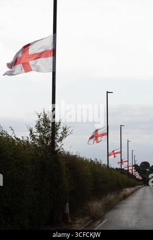 Birmingham, Großbritannien. 2025. Eine Vielzahl von St. George's Flaggen fliegt im Bartley Green Area in Birmingham, West Midlands. Der jüngste Trend hat sich auf mehrere Städte im Vereinigten Königreich ausgeweitet und hat Fragen an die betreffenden Räte aufgeworfen. Quelle: Peter Lopemam/Alamy Live News Stockfoto