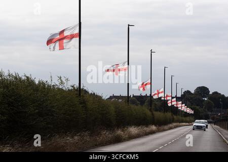 Birmingham, Großbritannien. 2025. Eine Vielzahl von St. George's Flaggen fliegt im Bartley Green Area in Birmingham, West Midlands. Der jüngste Trend hat sich auf mehrere Städte im Vereinigten Königreich ausgeweitet und hat Fragen an die betreffenden Räte aufgeworfen. Quelle: Peter Lopemam/Alamy Live News Stockfoto