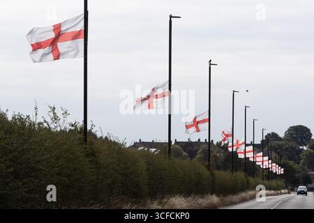 Birmingham, Großbritannien. 2025. Eine Vielzahl von St. George's Flaggen fliegt im Bartley Green Area in Birmingham, West Midlands. Der jüngste Trend hat sich auf mehrere Städte im Vereinigten Königreich ausgeweitet und hat Fragen an die betreffenden Räte aufgeworfen. Quelle: Peter Lopemam/Alamy Live News Stockfoto