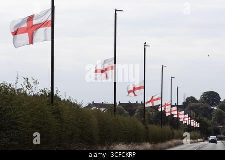 Birmingham, Großbritannien. 2025. Eine Vielzahl von St. George's Flaggen fliegt im Bartley Green Area in Birmingham, West Midlands. Der jüngste Trend hat sich auf mehrere Städte im Vereinigten Königreich ausgeweitet und hat Fragen an die betreffenden Räte aufgeworfen. Quelle: Peter Lopemam/Alamy Live News Stockfoto