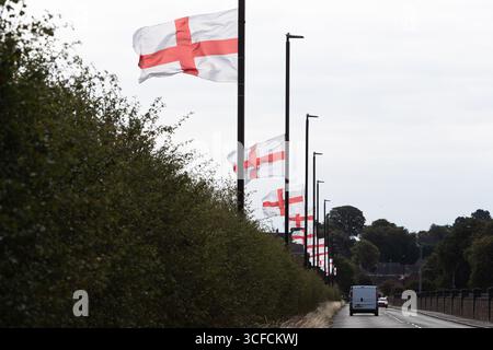 Birmingham, Großbritannien. 2025. Eine Vielzahl von St. George's Flaggen fliegt im Bartley Green Area in Birmingham, West Midlands. Der jüngste Trend hat sich auf mehrere Städte im Vereinigten Königreich ausgeweitet und hat Fragen an die betreffenden Räte aufgeworfen. Quelle: Peter Lopemam/Alamy Live News Stockfoto