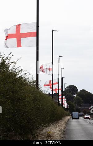 Birmingham, Großbritannien. 2025. Eine Vielzahl von St. George's Flaggen fliegt im Bartley Green Area in Birmingham, West Midlands. Der jüngste Trend hat sich auf mehrere Städte im Vereinigten Königreich ausgeweitet und hat Fragen an die betreffenden Räte aufgeworfen. Quelle: Peter Lopemam/Alamy Live News Stockfoto