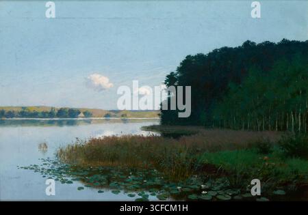 See mit Seerosen, 1901. Blick auf einen riesigen See. Die ruhige Oberfläche des faul verschütteten Wassers entspricht dem blauen Himmel und steht gleichzeitig im Kontrast zur dunklen Wand des dichten Waldes. Im Vordergrund, entlang der unregelmäßigen Küste, die von Sträuchern bewachsen ist, schweben weiße Seerosen auf dem Wasser. Aleksandra Krypczyk-De Barra Stockfoto