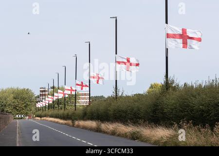 Birmingham, Großbritannien. 2025. Eine Vielzahl von St. George's Flaggen fliegt im Bartley Green Area in Birmingham, West Midlands. Der jüngste Trend hat sich auf mehrere Städte im Vereinigten Königreich ausgeweitet und hat Fragen an die betreffenden Räte aufgeworfen. Quelle: Peter Lopemam/Alamy Live News Stockfoto