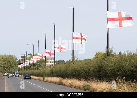 Birmingham, Großbritannien. 2025. Eine Vielzahl von St. George's Flaggen fliegt im Bartley Green Area in Birmingham, West Midlands. Der jüngste Trend hat sich auf mehrere Städte im Vereinigten Königreich ausgeweitet und hat Fragen an die betreffenden Räte aufgeworfen. Quelle: Peter Lopemam/Alamy Live News Stockfoto