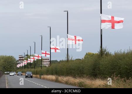 Birmingham, Großbritannien. 2025. Eine Vielzahl von St. George's Flaggen fliegt im Bartley Green Area in Birmingham, West Midlands. Der jüngste Trend hat sich auf mehrere Städte im Vereinigten Königreich ausgeweitet und hat Fragen an die betreffenden Räte aufgeworfen. Quelle: Peter Lopemam/Alamy Live News Stockfoto