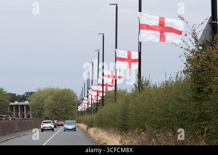 Birmingham, Großbritannien. 2025. Eine Vielzahl von St. George's Flaggen fliegt im Bartley Green Area in Birmingham, West Midlands. Der jüngste Trend hat sich auf mehrere Städte im Vereinigten Königreich ausgeweitet und hat Fragen an die betreffenden Räte aufgeworfen. Quelle: Peter Lopemam/Alamy Live News Stockfoto