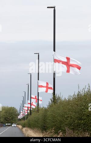 Birmingham, Großbritannien. 2025. Eine Vielzahl von St. George's Flaggen fliegt im Bartley Green Area in Birmingham, West Midlands. Der jüngste Trend hat sich auf mehrere Städte im Vereinigten Königreich ausgeweitet und hat Fragen an die betreffenden Räte aufgeworfen. Quelle: Peter Lopemam/Alamy Live News Stockfoto