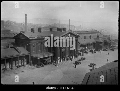 Ein erhöhter Blick aus Südosten, mit Blick auf die vordere Höhe der Huddersfield Station, 1942. Stockfoto
