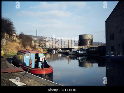 Sowerby Basin an der Kreuzung des Rochdale Canal und der Calder and Hebble Navigation an der Sowerby Bridge mit Blick auf das Wet Dock rechts und Wainhouse Tower in Halifax sichtbar auf dem Hügel in der Ferne, 1980. Stockfoto