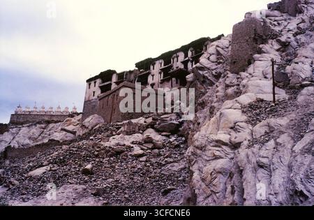 Shey Palace and Monastery, and Chortens, Ladakh, Indien, 1988. Der Kloster- und Palastkomplex in Shey südlich von Leh war die Sommerhauptstadt von Ladakh. Der ursprüngliche Palast, heute in Ruinen, wurde im 10. Jahrhundert erbaut. Stockfoto