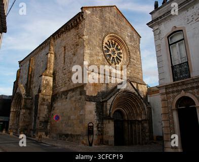 Kirche Sao Joao de Alporao, Santarém, Portugal, 12.-13. Jahrhundert (2008). Romanische und gotische Stile. Allgemeine Ansicht des Tempels, umgewandelt in Archäologisches Museum. Bezirk von Setúbal. Stockfoto