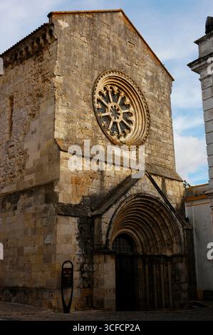 Kirche Sao Joao de Alporao, Santarém, Portugal, 12.-13. Jahrhundert (2008). Romanische und gotische Stile. Blick auf die Fassade, mit dem Rosenfenster, das das einzige Innenschiff beleuchtet, wo sich das Archäologische Museum befindet. Bezirk von Setúbal. Stockfoto
