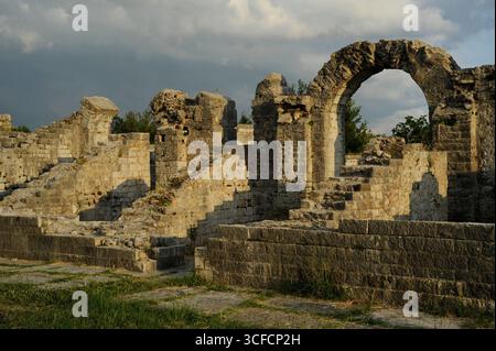 Teilweiser Blick auf die Ruinen des Amphitheaters (erbaut in der 2. Hälfte des 2. Jahrhunderts), antike Stadt Salona, Solin, Kroatien, 2018. Colonia Martia Ivlia Valeria. Es war die Hauptstadt der römischen Provinz Dalmatien. Stockfoto