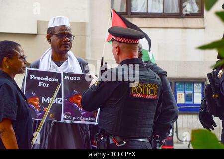 London, England, Großbritannien. August 2025. Ein Polizeibeamter spricht mit Anhängern und Freunden von Moiz Ibrahim, einem der Aktivisten der 'Fiton 24', der vor dem Central Criminal Court, im Volksmund Old Bailey bekannt, steht, als sechs der pro-palästinensischen 'Filton 24'-Aktivisten vor Gericht wegen einer direkten Aktion bei der israelischen Rüstungsfirma Elbit Systems in Bristol erscheinen. Zur gleichen Zeit findet auch eine Anhörung des Aktivisten Umer Khalid statt, der wegen des Einbruchs und der Lackierung militärischer Flugzeuge von Palestine Action bei RAF Brize Norton angeklagt wurde. (Kreditbild: © Vuk Valcic/ZUMA Press Wire) BEARBEITEN Stockfoto